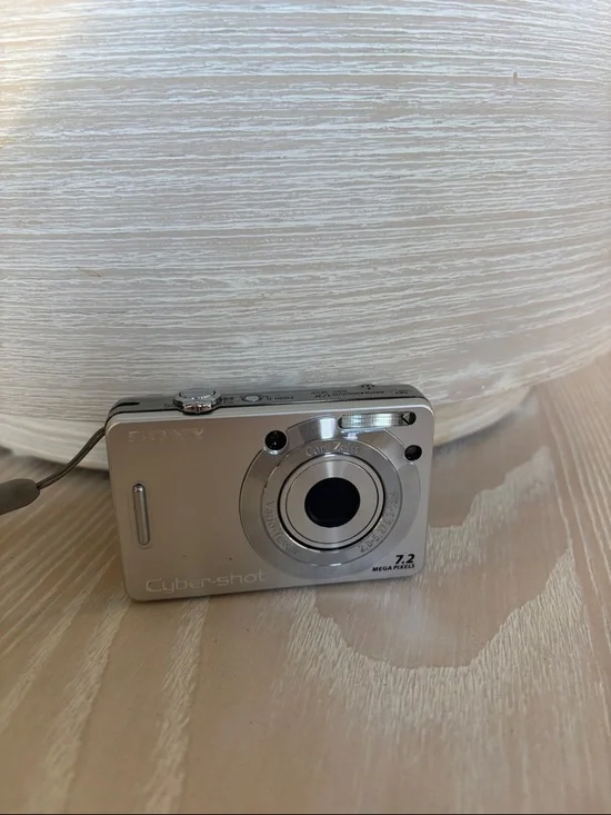 Sony Compact Point-and-Shoot Camera in Silver - Picture 3 of 14